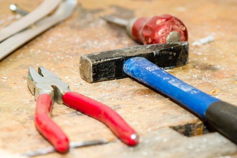 tool, workbench, hammer-384740.jpg